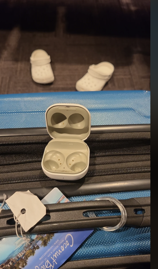 An image of an empty Airpods case. 