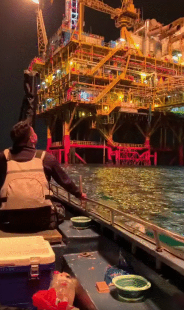 20 Photos That Show What Life on an Oil Rig Is Really Like