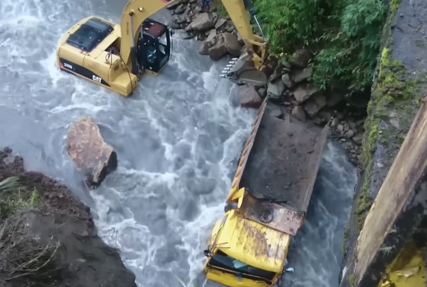 20 Heavy Equipment Fails You Need To See To Believe