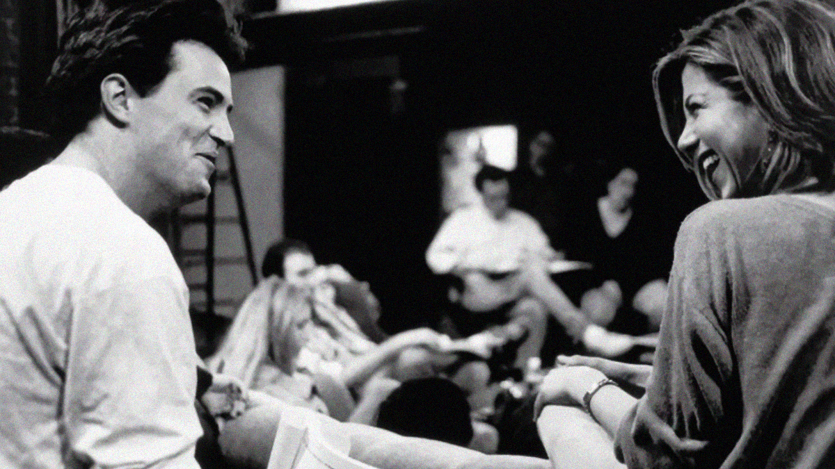 20 Candid Backstage Photos of Famous Sitcom Casts