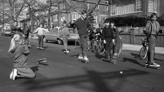 vintage-photos-kids-playing-outside-before-screens