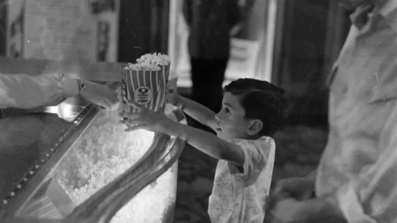 vintage-photos-movie-theaters-golden-age