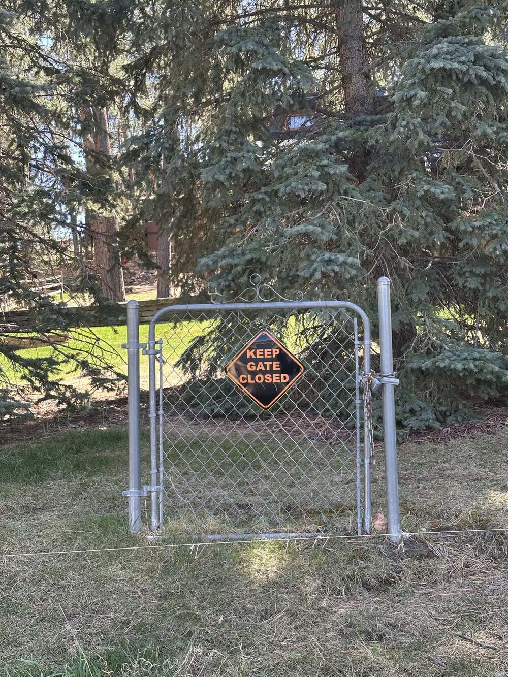 Keep gate closed sign ignored
