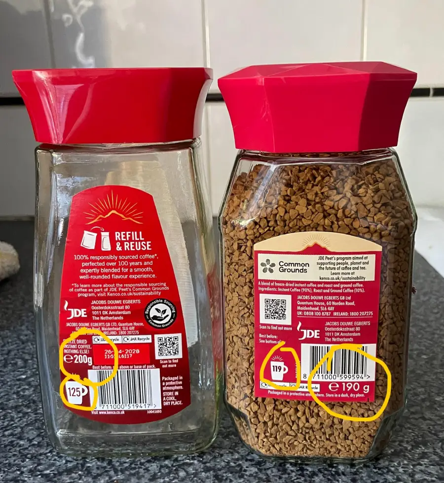 Two instant coffee jars with red lids show barcodes and weight labels circled in yellow. One jar is labeled 200g but shows 125g; the other is labeled 190g but shows 119g. Both jars sit on a kitchen counter.