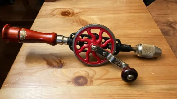 vintage-old-fashioned-tools-built-to-last