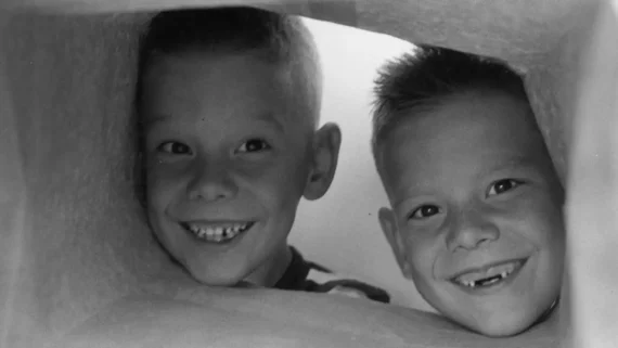 vintage-photos-twins-growing-up
