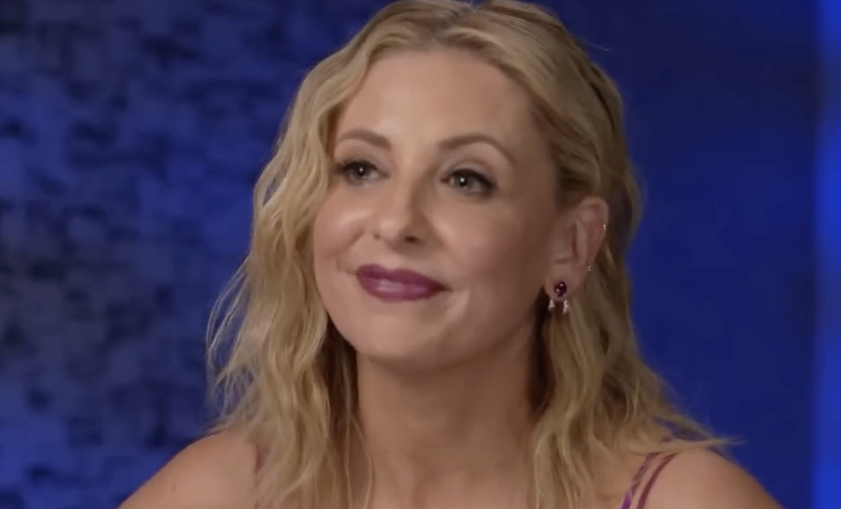 Sarah Michelle Gellar smiling during an interview.